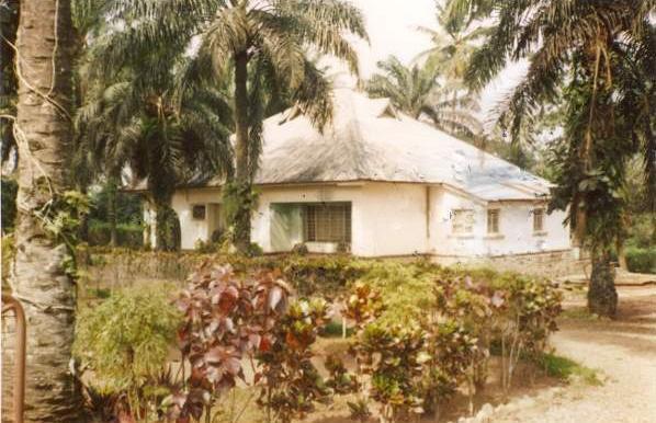 Mars 2008 Lukula 34 vue de face ou a vecu G. Seyler jusqu'en 1989.jpg - Mars 2008 - maison Bd Lukula 34 occupée jusqu'en 1989 par G. Seyler